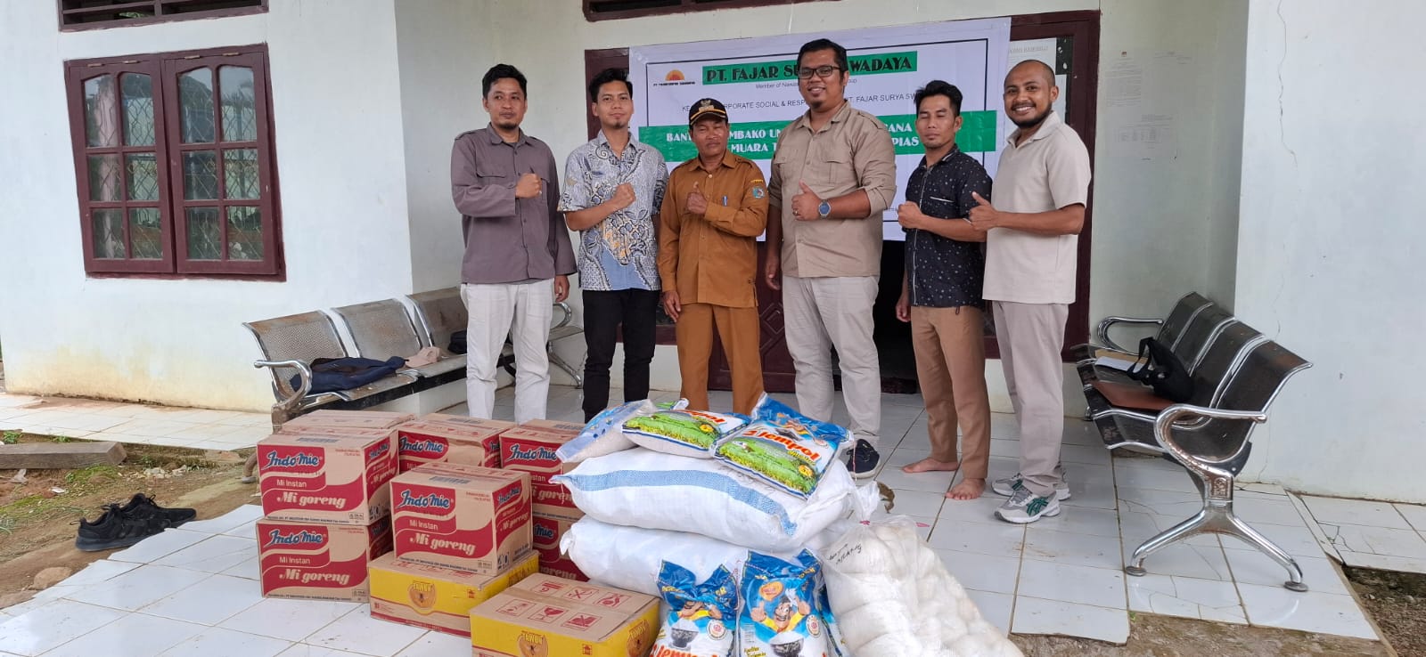 Serah terima bantuan sembako dari PT. Fajar Surya Swadaya (FSS) kepada Pemerintah Desa Muara Pias. Bantuan ini diharapkan dapat meringankan beban warga yang terdampak banjir serta mempererat hubungan perusahaan dengan masyarakat setempat.